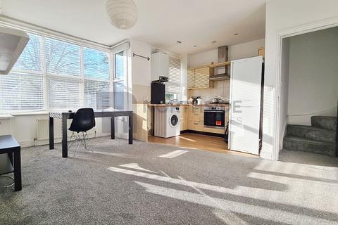 3 bedroom maisonette to rent - Northfield Avenue, London