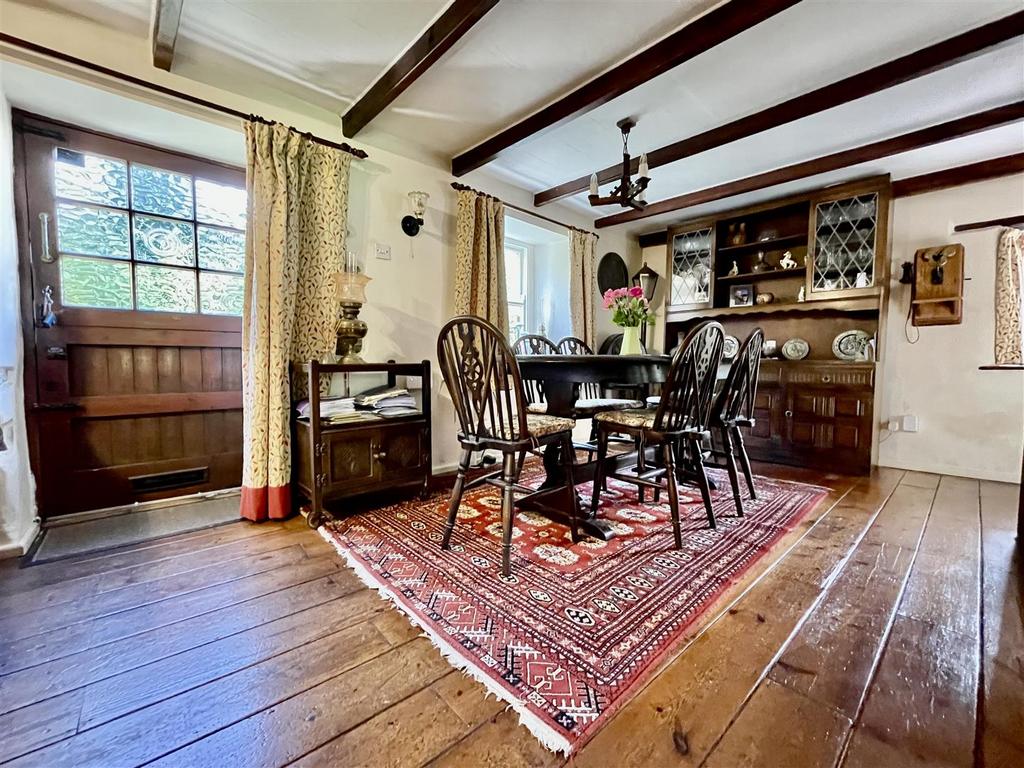 DINING ROOM.jpeg
