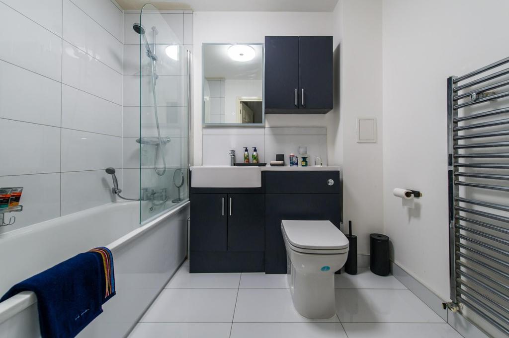 Waterstone Park, Greenhithe 1 bed flat for sale £210,000