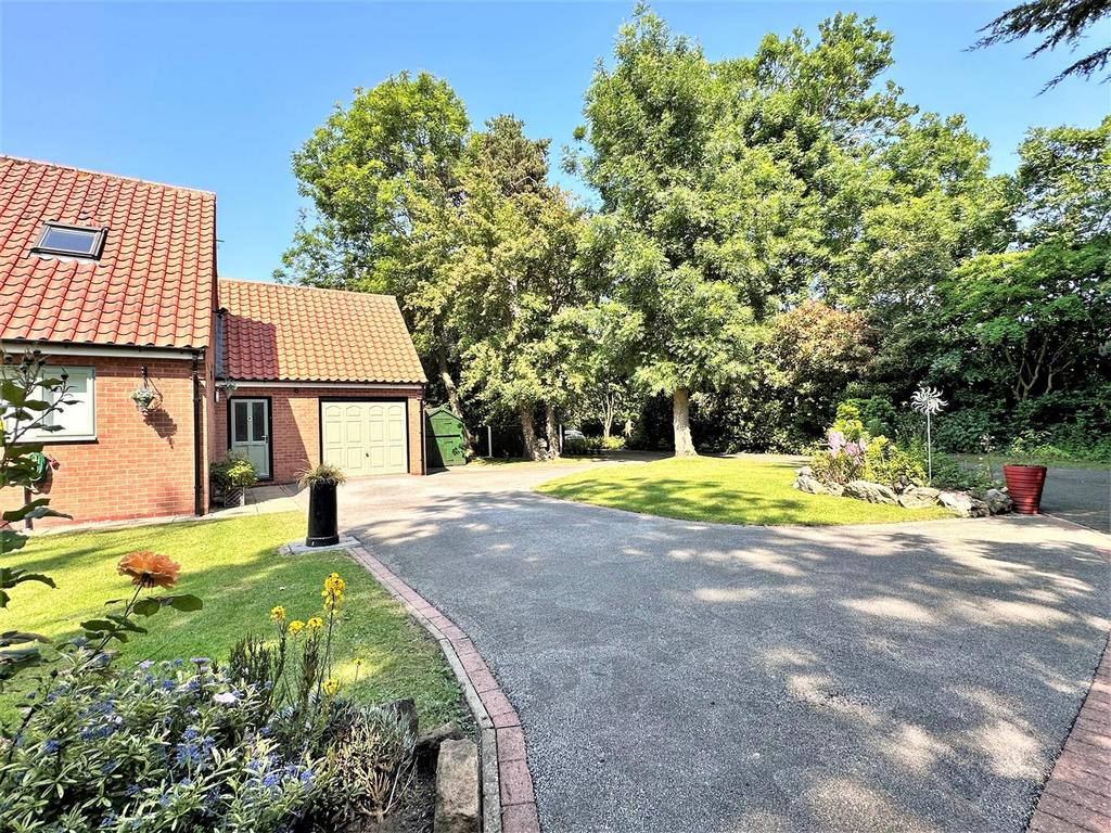 In/Out Driveway & Garage 647