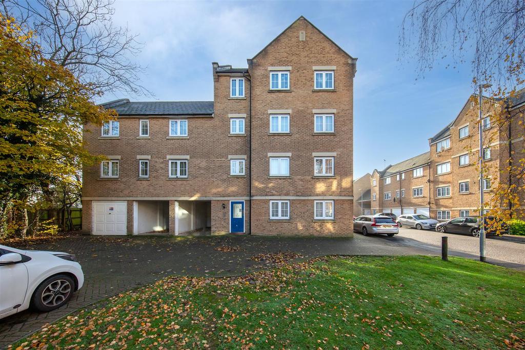 Bramley Court, Luton Road, Dunstable 1 bed flat for sale £165,000