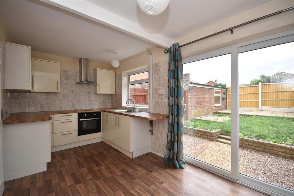 25 Dunval Road, Bridgnorth, WV16 4NA 3 bed semidetached house £795