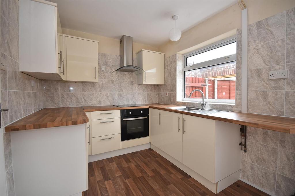 25 Dunval Road, Bridgnorth, WV16 4NA 3 bed semidetached house £795