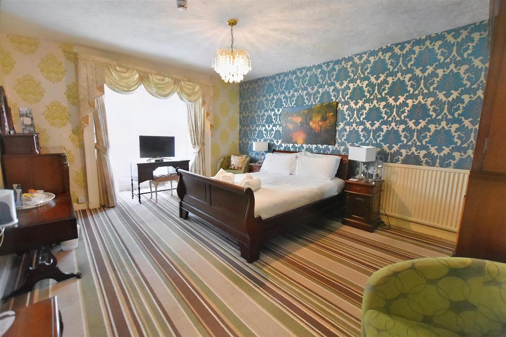 Bed 8.jpg