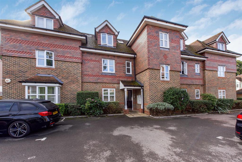 Holly Bush Lane, Hampton 2 bed apartment £425,000