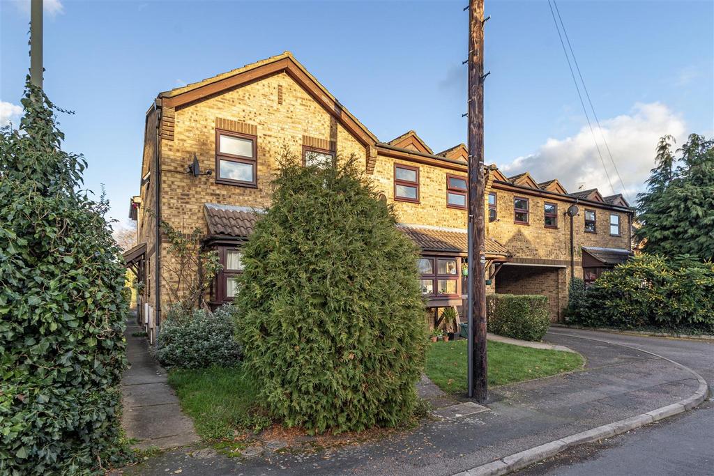 Oakley Close, Addlestone 1 bed ground floor flat £230,000