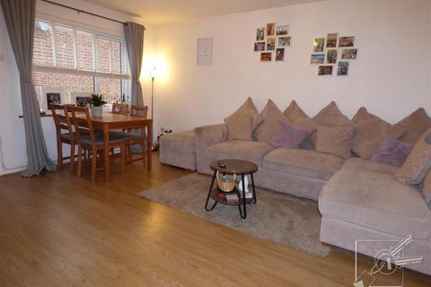 2 bedroom maisonette for sale - Armoury Drive, Gravesend