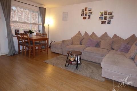 36 Armoury Drive, Gravesend, DA12 1NB