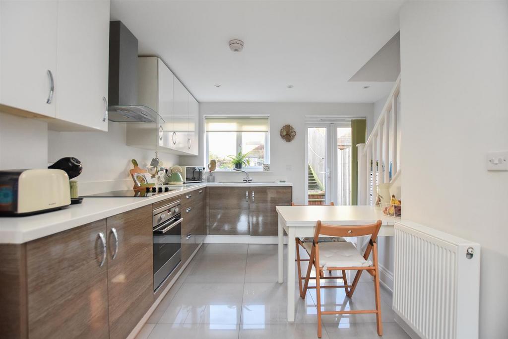 Endeavour Way, Hastings 2 bed end of terrace house £250,000