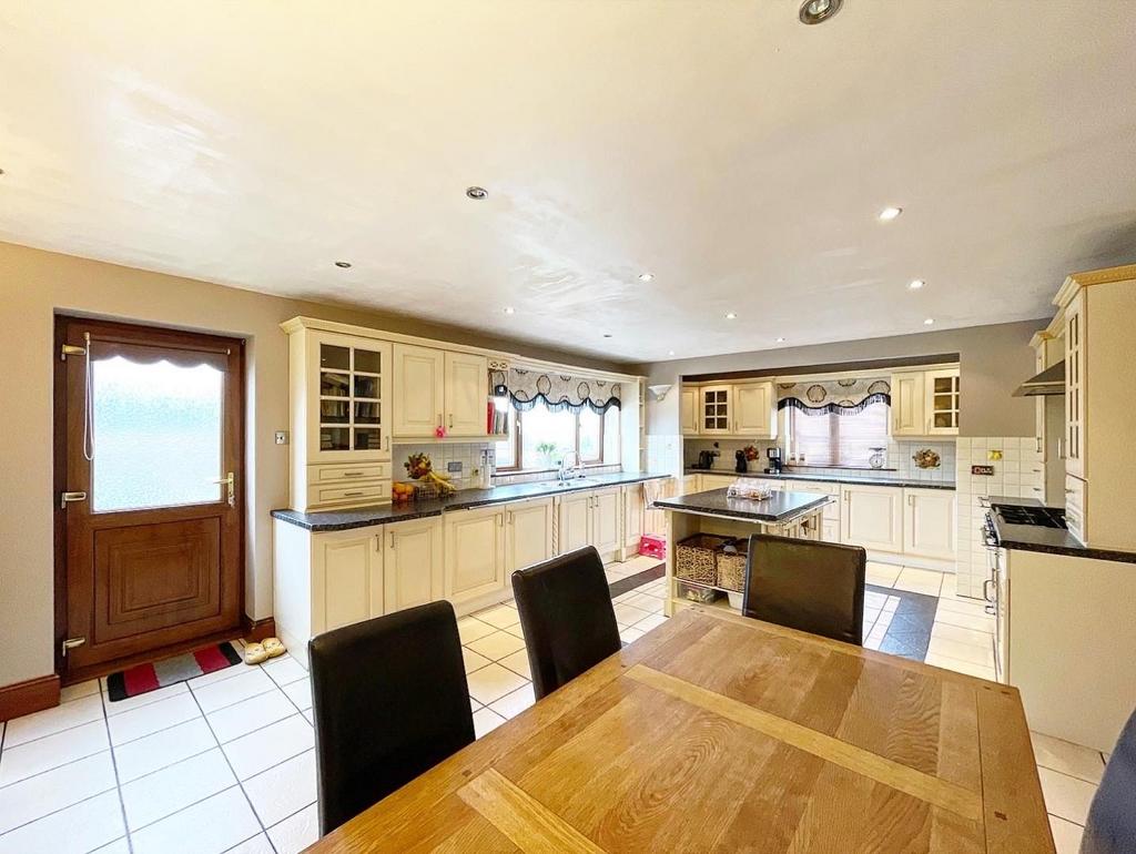 0 A87 B4 B7-7908-4 E62-9 B35-060 F77 F523 E5.jpg