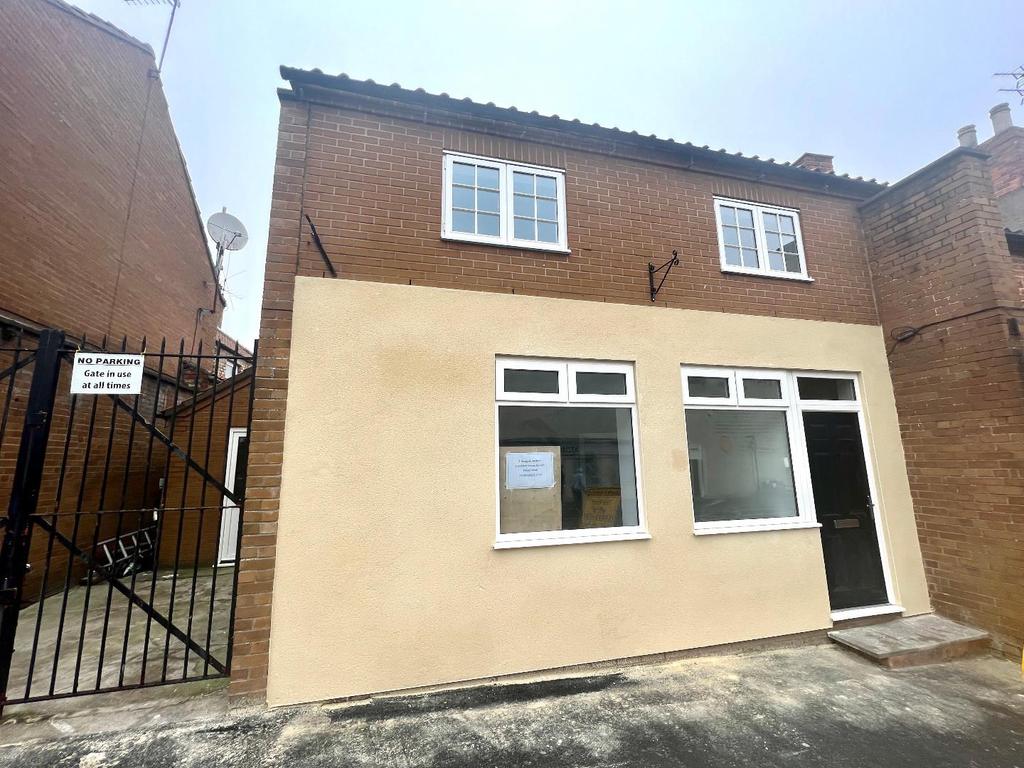 Newgate, Malton 2 bed house £750 pcm (£173 pw)
