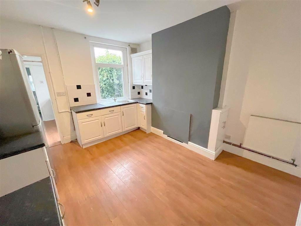 Ball Haye Green, Leek 2 bed terraced house £595 pcm (£137 pw)