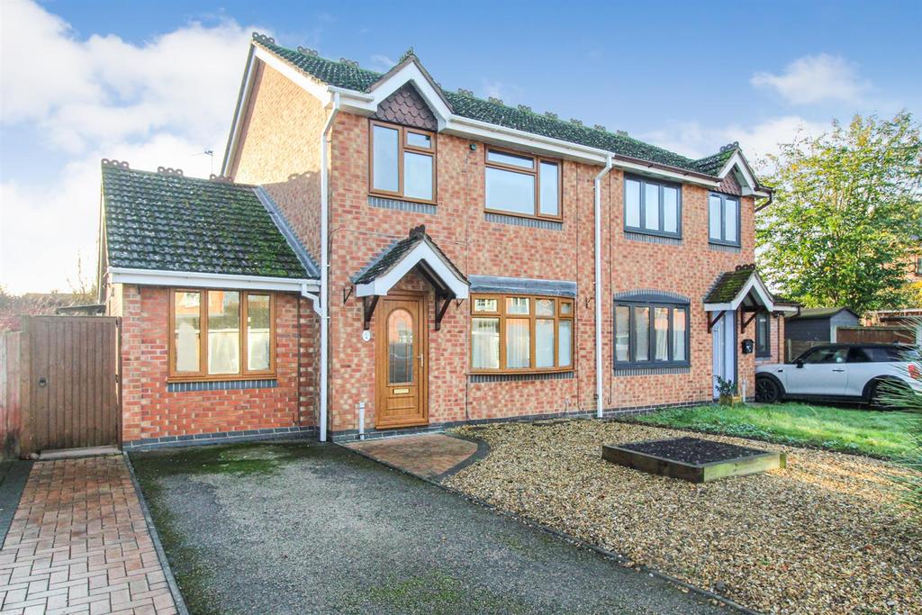 Close, West Felton 3 bed semidetached house £850 pcm (£196 pw)