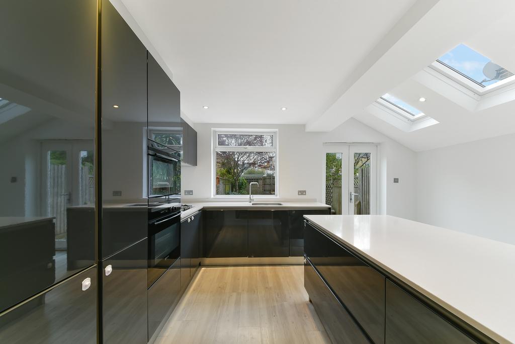 Burntwood Lane, SW17 3 bed house £3,300 pcm (£762 pw)