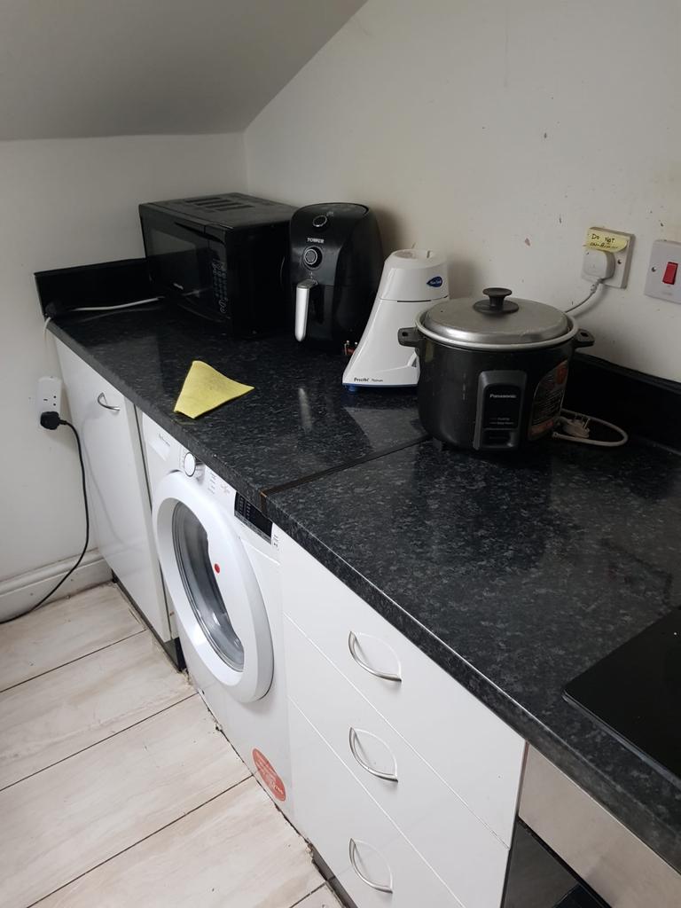 Two bed furnished 2nd floor flat