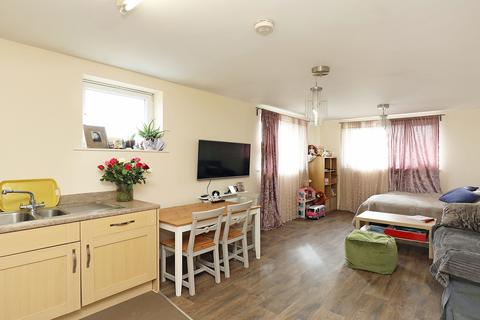 2 bedroom flat for sale - Regent House, 1 Broadmead Road, Northolt, UB5