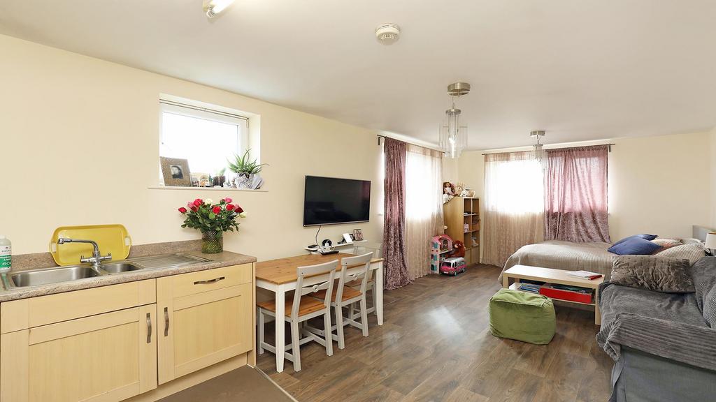 Broadmead Road, Northolt, UB5 2 bed flat for sale £295,000