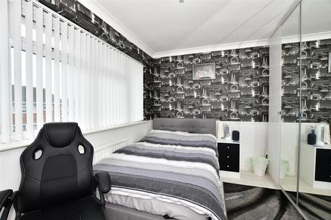 64 Tangmere Crescent, Hornchurch, RM12 5PX