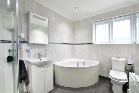 64 Tangmere Crescent, Hornchurch, RM12 5PX