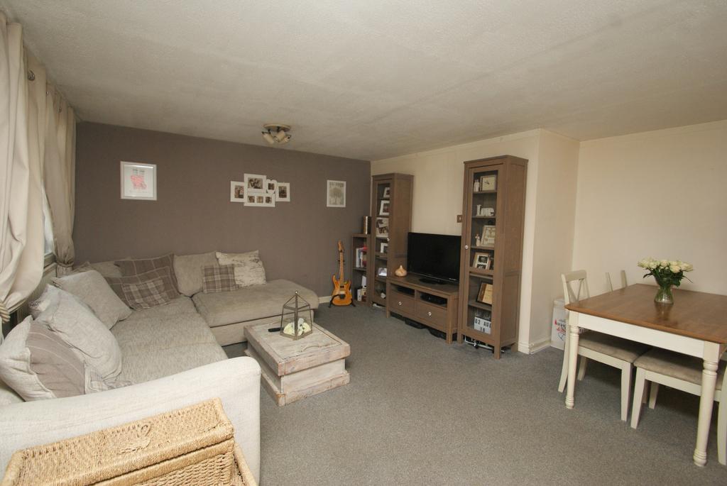 Forest Drive, Tidworth, SP9 3 bed terraced house £1,000 pcm (£231 pw)