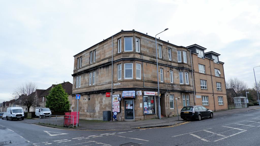 Paisley Road, Barrhead G78 2 bed flat £54,000
