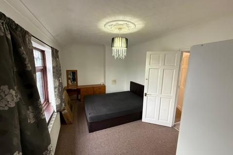 3 bedroom terraced house to rent, Monmouth Road, Dagenham, RM9