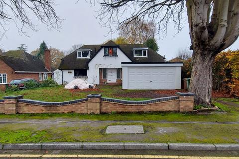 4 bedroom bungalow for sale - 9 Chestnut Close, Solihull, West Midlands, B92 7DS