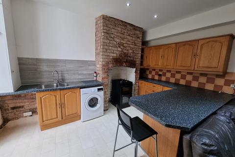 4 bedroom end of terrace house to rent - Carlton Avenue, M14 7NL