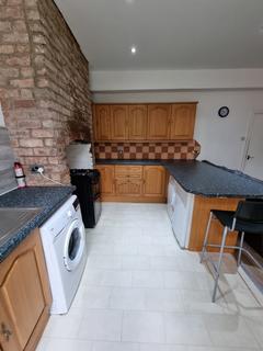 4 bedroom end of terrace house to rent - Carlton Avenue, M14 7NL