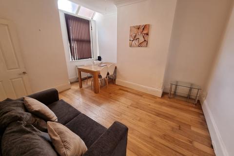 4 bedroom terraced house to rent, Playfair Street, M14 4DD