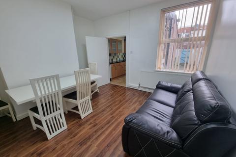 4 bedroom terraced house to rent - Holywood Street, M14 4ES