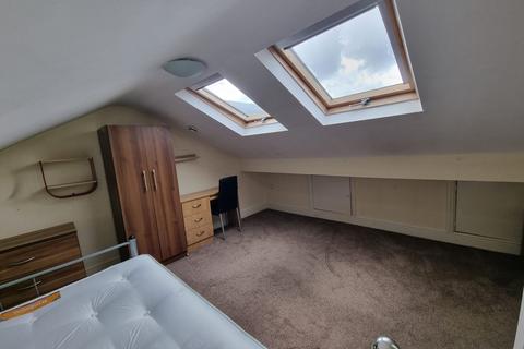 5 bedroom terraced house to rent - Haydn Avenue, M14 4DL