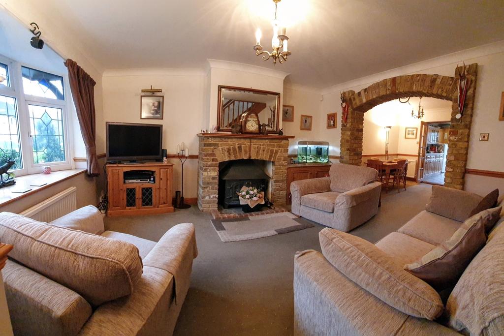 Warwick Avenue, Egham, Surrey, TW20 3 bed end of terrace house £490,000