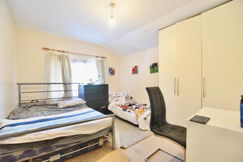 3 bedroom flat for sale - Oaklands Road, W7