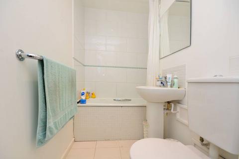 17 Hanger View Way, London, W3 0EX