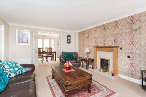 48 Lindsay Circus, Rosewell, EH24 9EP