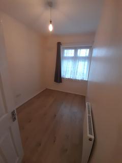 3 bedroom semi-detached house to rent, Lindsey Road, Dagenham RM8