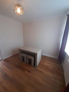 3 bedroom semi-detached house to rent, Lindsey Road, Dagenham RM8