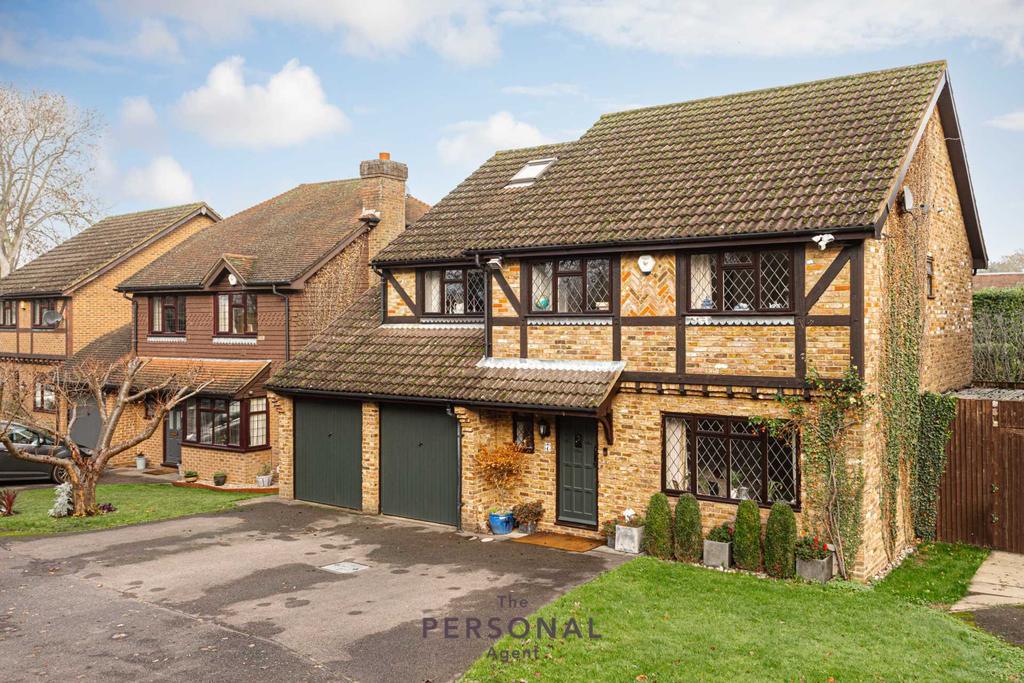 Bunbury Way, Epsom 4 bed detached house £3,250 pcm (£750 pw)