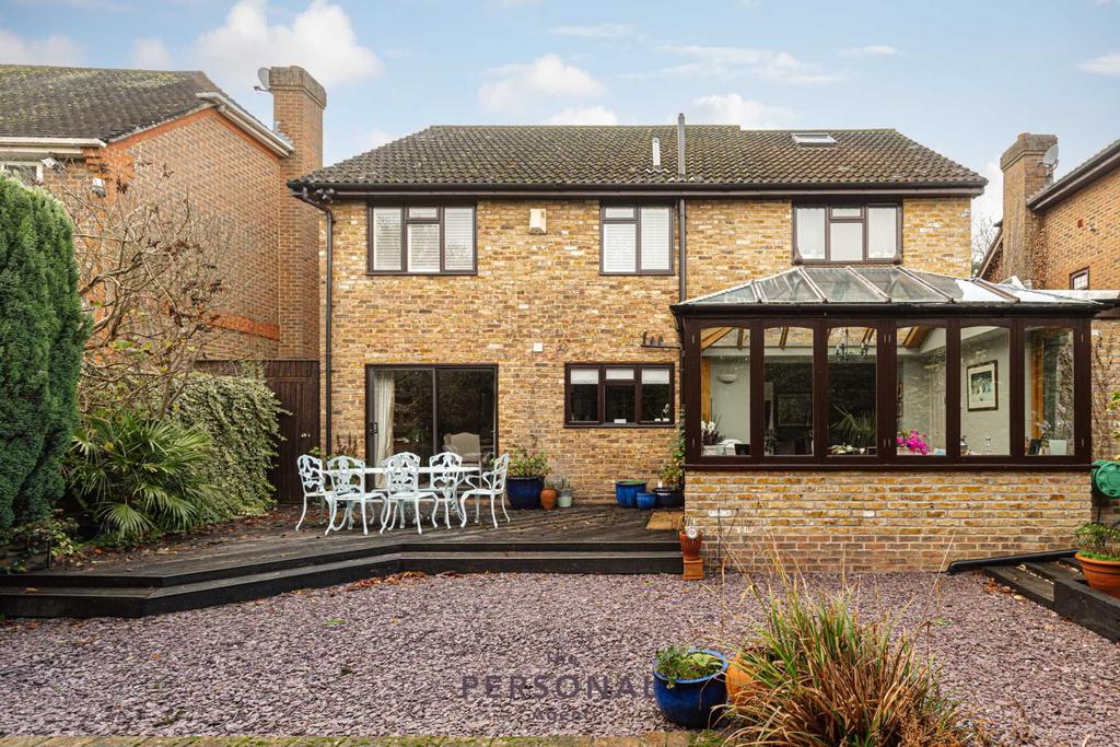 Bunbury Way, Epsom 4 bed detached house £3,250 pcm (£750 pw)