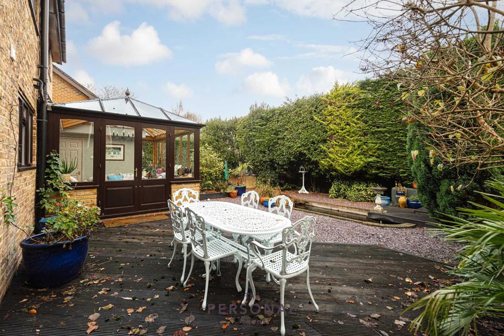 Bunbury Way, Epsom 4 bed detached house £3,250 pcm (£750 pw)
