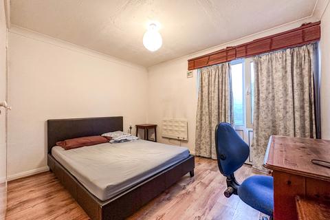 2 bedroom flat to rent - Hillview Road, Woking, Surrey, GU22