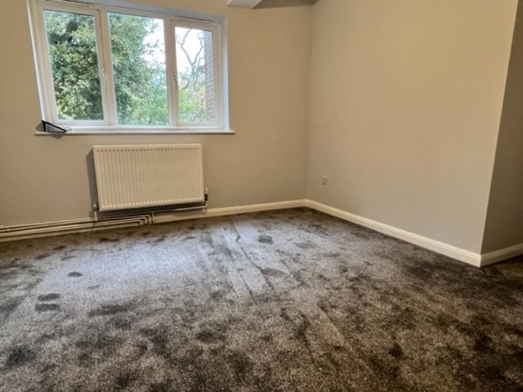Viscount Walk, Bearwood, Bournemouth 1 bed ground floor flat £825 pcm