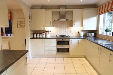 2f Heath Close, Potters Bar, EN6 1LT