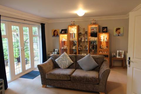 2f Heath Close, Potters Bar, EN6 1LT