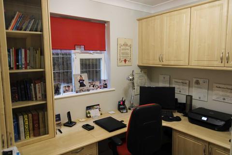 2f Heath Close, Potters Bar, EN6 1LT