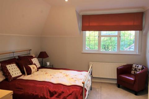 2f Heath Close, Potters Bar, EN6 1LT