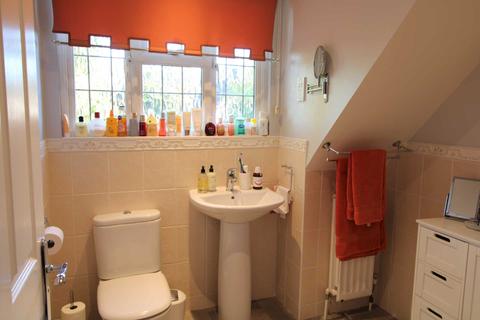 2f Heath Close, Potters Bar, EN6 1LT