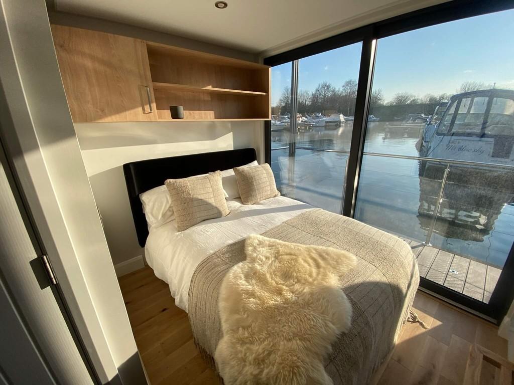 Eastern Concourse, Brighton Marina Village, Brighton 1 bed houseboat