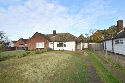 2 bedroom semi-detached bungalow for sale - Gleneagles Drive, Ipswich IP4 5SE